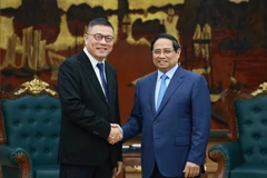 Prime Minister Pham Minh Chinh (R) receives Hong Tianzhu, Chairman of Texhong Group, in Hanoi on January 30. (Photo: VNA)