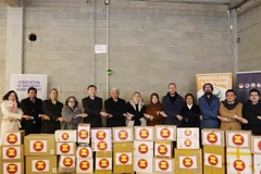 The Ambassadors of ASEAN countries and representatives of the Czech Federation of Food Bank demonstrate solidarity through donations. (Photo: VNA)