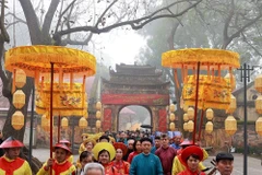 The ritual to release of carp to bid farewell to the Kitchen Gods at the Thang Long Imperial Citadel. (Photo: baovanhoa.vn)