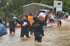 Authorities and residents of Da Nang city supply food to areas cut off by deep flooding (Photo: VNA)