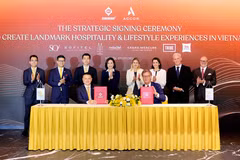 Representatives of Sun Group and Accor at the signing ceremony. (Photo: Sun Group)