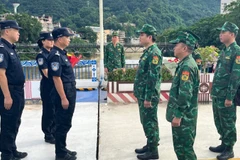 Vietnamese and Chinese border officers at the border demarcation line of the Lao Cai - Hekou international border gate on August 25-26, 2025. (Illustrative image. Source: nhandan.vn)