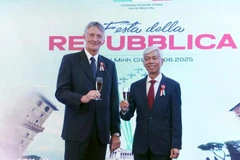 Vice Chairman of the HCM City People's Committee Vo Van Hoan (R) and Consul General of Italy in HCM City Enrico Padula at the celebration of the Italy's National Day on June 2 (Photo: VNA)