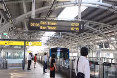 Passengers wait for Metro Line 1 at Thao Dien Station, An Khanh ward, Ho Chi Minh City. (Photo: VNA)