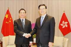 Deputy Prime Minister Ho Duc Phoc (left) and Chief Executive of the Hong Kong Special Administrative Region (HKSAR) John Lee Ka-chiu at their meeting on December 19 (Photo: VNA)