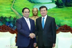 Prime Minister Pham Minh Chinh (L) meets with Lao Party General Secretary and State President Thongloun Sisoulith in Vientiane on January 10. (Photo: VNA)