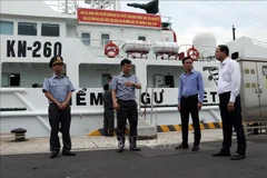 Nguyen Van Tho (far right), Standing Vice Chairman of the Ho Chi Minh City People’s Council and Standing Vice Chairman of the city’s election committee, inspects preparations for early voting aboard Fisheries Surveillance Ship 260. (Photo: VNA)