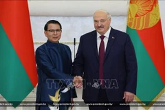 Vietnamese Ambassador to Belarus Nguyen Van Trung (L) and President Alexander Grigoryevich Lukashenko at the meeting in Minsk on September 11. (Photo: VNA)