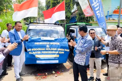 Deputy for Medium Enterprises at the Ministry of MSMEs, Bagus Rachman (right), and Situbondo District Head Yusuf Rio Wahyu Prayogo (left) flag off a coffee export shipment on the slopes of Mount Argopuro, Situbondo, East Java, on October 6, 2025. (Photo: ANTARA)