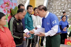 Tet gifts are handed to poor, near-poor families in Nghe An province (Photo: VNA)