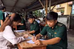 the Border Guard Station and other relevant forces identify personal background of the citizens. (Photo: VNA)
