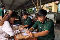 the Border Guard Station and other relevant forces identify personal background of the citizens. (Photo: VNA)