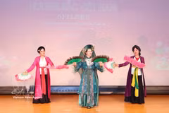 A Vietnamese traditional art performance at the event. (Photo: VNA)