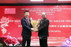 Vice President and General Secretary of the Ho Chi Minh City Union of Friendship Organisations Ho Xuan Lam (right) congratulates Consul General of China in Ho Chi Minh City Tang Li at the celebration. (Photo: VNA)
