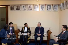 General Secretary of the Communist Party of Vietnam (CPV) Central and President of Vietnam To Lam (second, right) talks to Speaker of Sri Lanka's Parliament Jagath Wickramaratne at their meeting in Colombo on May 8 (Photo: VNA)