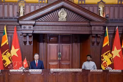 General Secretary of the Communist Party of Vietnam (CPV) Central Committee and State President To Lam (L) and Sri Lankan President Anura Kumara Dissanayake meet with the press. (Photo: VNA)