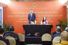 Party General Secretary and State President To Lam meets with the Vietnamese community, officials and staff of the Vietnamese Embassy in Sri Lanka on May 8. (Photo: VNA)