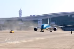 A Boeing 787 aircraft of Vietnam’s national flag carrier, Vietnam Airlines, lands on its first flight at Long Thanh International Airport. (Photo: VNA)