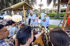 Visitors at a food stall in Da Nang (Photo: VNA)