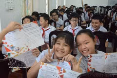 Students in Da Nang city joint a communication programme "Say No to Fake News" launched by the Vietnam News Agency. (Photo: VNA)