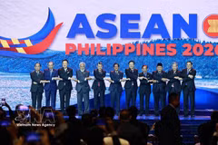 Prime Minister Le Minh Hung (fifth, left) and heads of delegations from ASEAN countries attend the opening ceremony of the 48th ASEAN Summit on May 8, 2026. (Photo: VNA)