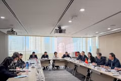 The Vietnamese delegation holds a working session with representatives of Singapore’s Ministry of Law. (Photo: VNA)