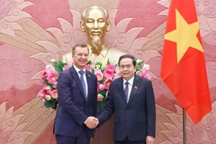 National Assembly Chairman Tran Thanh Man (R) and Andrey Vladimirovich Yatskin, First Deputy Speaker of the Federation Council of the Russian Federal Assembly, in Hanoi on December 2. (Photo: VNA)
