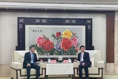 Auditor General of the State Audit Office of Vietnam (SAV) Ngo Van Tuan (L) meets with Mayor of Chongqing Hu Henghua. (Photo: VNA)