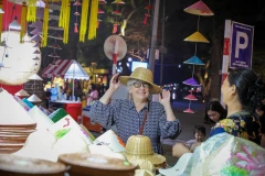 An international visitor delights in Vietnam’s traditional products while exploring Hanoi (Photo: VNA) 