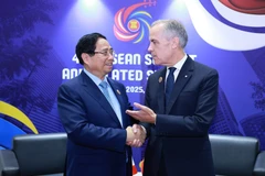 Prime Minister Pham Minh Chinh (left) and Canadian Prime Minister Mark Carney in Kuala Lumpur on October 26. (Photo: VNA)