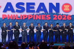 Prime Minister Anwar Ibrahim poses for a group photo with other ASEAN leaders during the 48th ASEAN Summit and Related Summits. (Photo: Bernama)