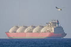 Cargo vessels wait off the coast of Oman to transit the Strait of Hormuz following a two-week ceasefire agreement between the United States and Iran on April 8, 2026. (Photo: Anadolu Agency/VNA)