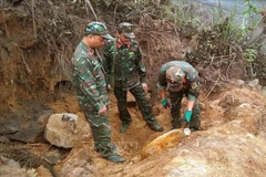 Sappers detonate a magnetic bomb weighing more than 80kg in Quang Tri (Photo: VNA)