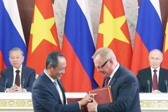 Representatives from Vietnam Airlines and Russia’s state-owned VTB Bank exchange the MOU on cooperation. (Photo: nhandan.vn)