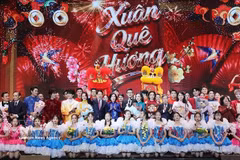 President Luong Cuong, his spouse, delegates and artists at the special Spring Homeland Art Programme 2026. (Photo: VNA)