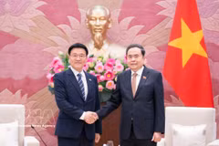 NA Chairman Tran Thanh Man (R) and Director of the Kimhakmin E-roun Institute for Economic Research Prof. Kim Hak-min (Photo: VNA)