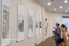 People visit the exhibition. (Photo: VNA)