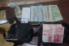 Border guards at the Lao Cai International Border Gate uncover and seize multiple cases involving the illegal transport of foreign currency through the Lao Cai International Road Border Gate. (Photo: VNA)