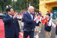 PM Pham Minh Chinh and his New Zealand counterpart Christopher Luxon are welcomed by Hanoi students. (Photo: VNA)