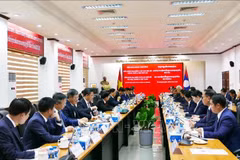 Nguyen Duy Ngoc, Secretary of the Hanoi Party Committee, and Anouphap Tounalom, Secretary of the Vientiane Party Committee and Chairman of the Vientiane People’s Council, hold talks in Vientiane on December 3. (Photo: VNA)