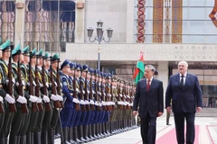 General Secretary of the Communist Party of Vietnam Central Committee To Lam (L) and Belarusian President Aleksandr Lukashenko review the guard of honour at the welcome ceremony in Minsk on May 12. (Photo: VNA)
