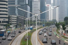 Vehicles travel through the streets of Jakarta, Indonesia. (Photo: Xinhua/VNA)