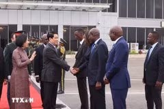 Angolan officials bid farewell to State President Luong Cuong (second from left) and his spouse at Quatro de Fevereiro International Airport in Luanda. (Photo: VNA)
