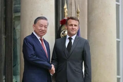 French President Emmanuel Macron hosts a welcome ceremony for Vietnamese Party General Secretary and President To Lam in Paris, France on October 7, 2024. (Photo: VNA)