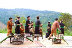 A ritual of the O Du ethnic people during the ceremony to welcome the first thunder of the year. (Photo: VNA)