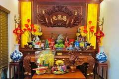 Worshipping Land Genie and Kitchen Gods is a long-standing custom of great significance as it symbolises the farewell to all bad things of the old year to help people relaxedly enter a new year of peace and happiness. (Photo: VNA)