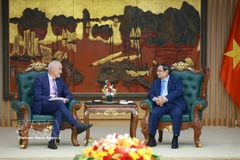 Prime Minister Pham Minh Chinh (right) and RMIT President and Vice-Chancellor Professor Alec Cameron at their meeting on April 2 (Photo: VNA)