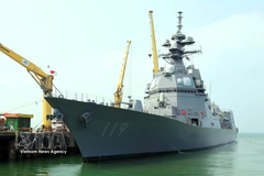 The Japanese Maritime Self-Defence Force (JMSDF)’s destroyer JS Asahi docked at Tien Sa Port in Da Nang on April 2. (Photo: VNA)