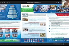 A Vietnamese representative introduces Vietnam Expo trade fairs (Photo: VNA)