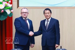 Vietnamese Minister of Public Security General Luong Tam Quang and Chairman of the Belarusian State Forensic Examination Committee Volkov Alexei Aleksandrovich at the meeting in Hanoi on April 2. (Photo: VNA)